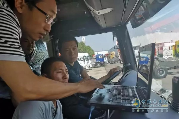 WABCO培训专家在路试现场对技师进行智能卡车进行指导