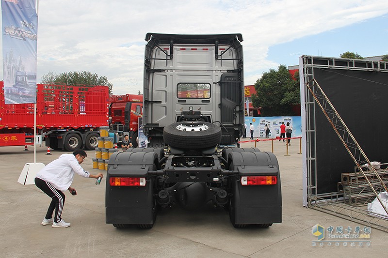 一汽解放J7 500马力 6X4牵引车