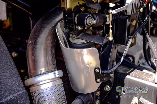 驾驶室采用前液压后气囊减震，位于排气管边上的气囊还加装了隔热板