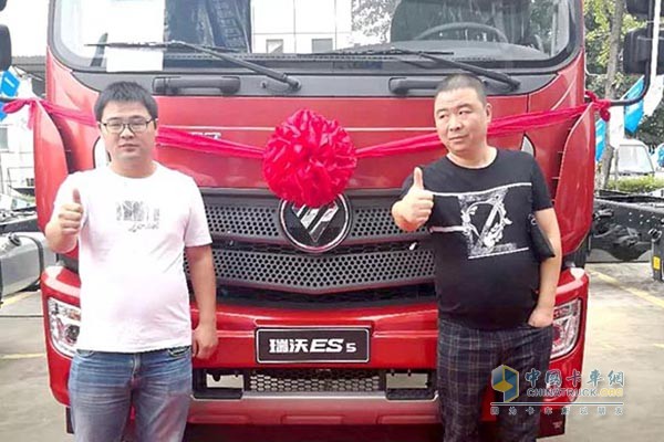 嘉宾为瑞沃ES5点赞