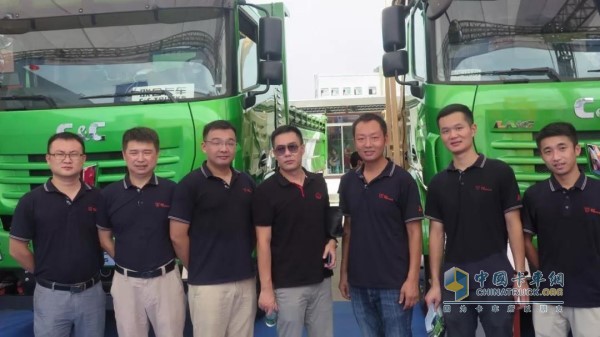 联合卡车广东省区销售及服务团队携联合卡车LNG新型环保智能渣土车参展