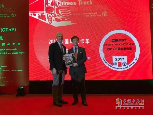 国际年度卡车组委会主席Gianenrico Griffini先生给福田汽车市场与品牌总监李健颁奖