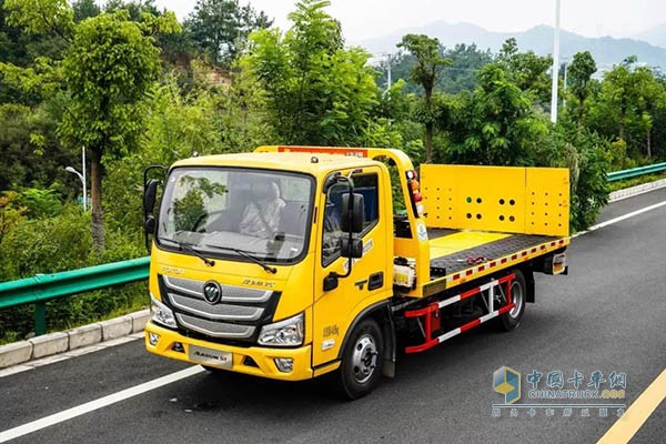 奔驰在救援道路上的欧马可S1平板清障车