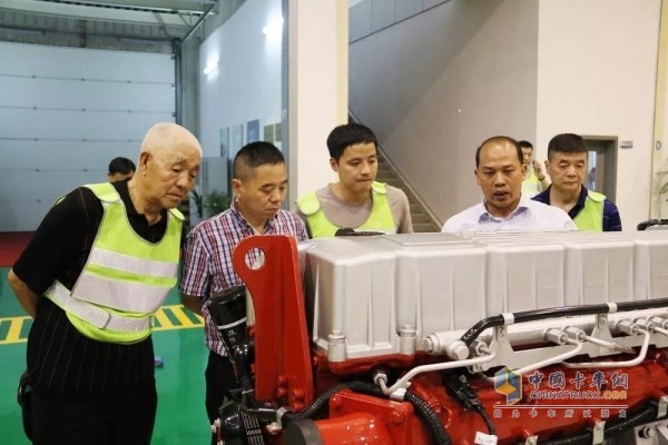 发动机车间，客户参观了发动机生产工艺流程