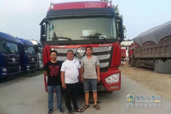 李师傅与欧曼EST510马力自动挡牵引车