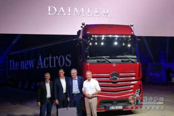 戴姆勒股份公司董事会成员、负责卡客车业务的杜墨先生(Martin Daum)(右二)