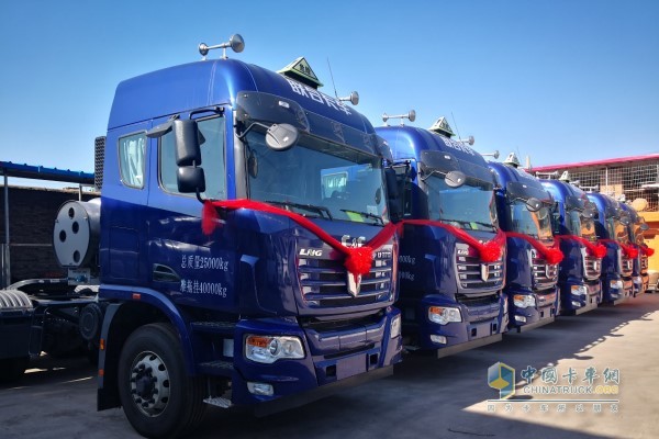 ​联合卡车U370 LNG牵引车