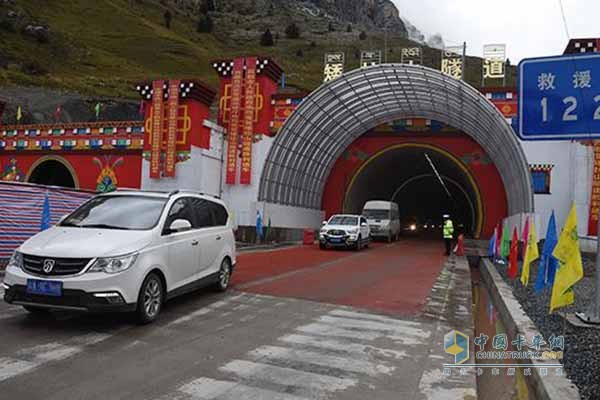 ​矮拉山隧道通车比原路线缩短23公里