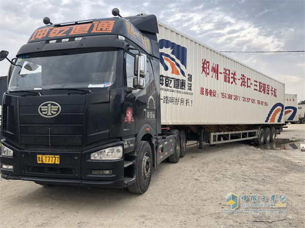 河南乾坤道通物流供应链管理有限公司的解放卡车
