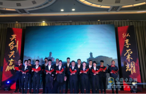 庆典的主办方洛阳卡友汽车销售服务有限公司员工合唱《解放之歌》