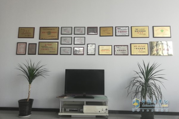 河北东迅汽车贸易公司会议室一隅，各种奖杯奖牌琳琅满目