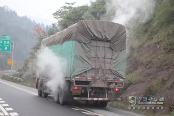 卡车在山区路段出现刹车问题