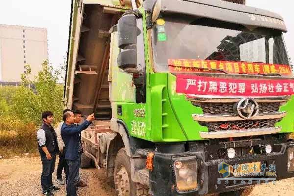 基建工地正在工作的上汽红岩自卸车