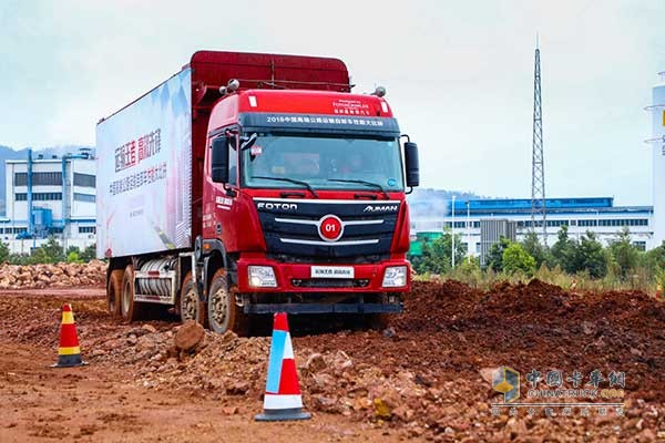 欧曼GTL自卸车进行泥泞道路测试