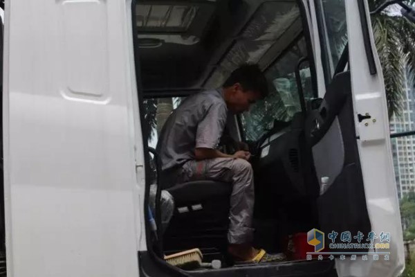 联合卡车服务人员检修车辆