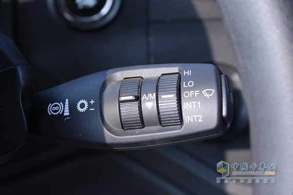 右拨杆可执行AMT手动换挡和液力缓速器功能