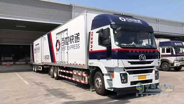 红岩杰狮C500中置轴货运列车