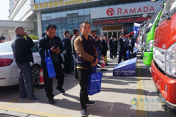 用户纷纷参观展车并试乘瑞沃ES5