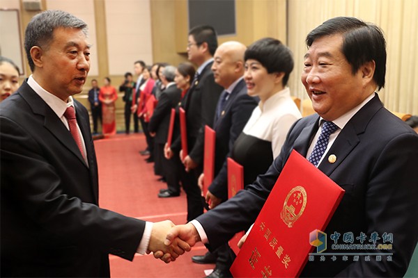 国务委员王勇为潍柴动力董事长谭旭光颁奖