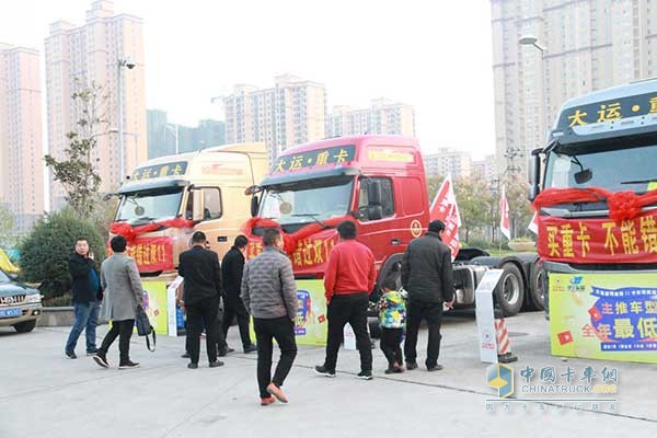 浩苍汽贸的业务经理们介绍大运重卡车型数据