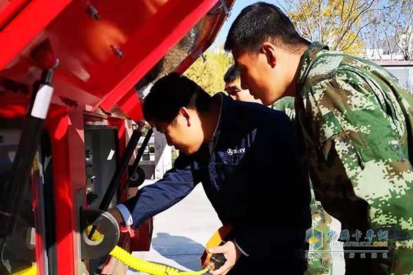 黄滢恒在现场给消防官兵做臂架泵管余水处理讲解