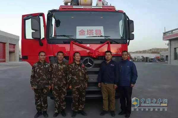 黄滢恒、司机赵文学在金塔消防大队与消防官兵合影