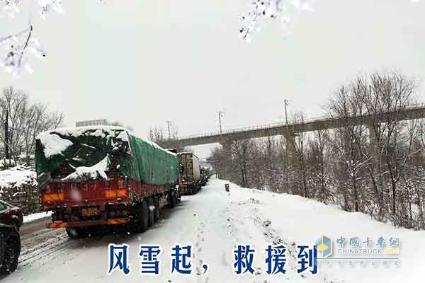 宁夏固原大雪致道路拥堵