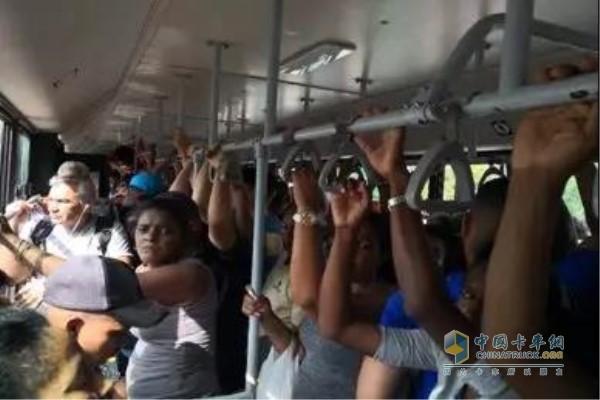 拉美地区闷热拥挤的公交车