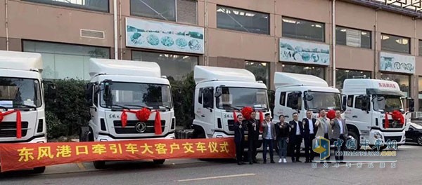 东风商用车的首批东风天龙KF47港口车在上海交付