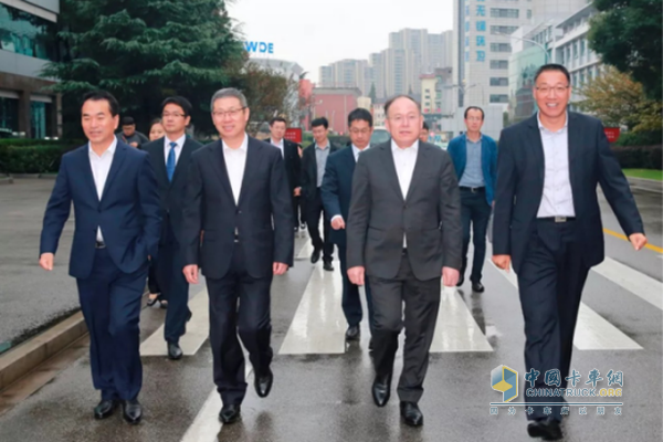 一汽集团公司总经理、党委副书记奚国华来发动机事业部调研
