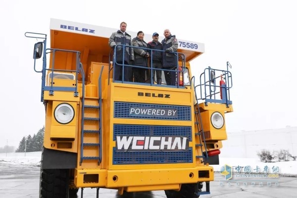 潍柴博杜安12M33发动机动力强劲，驱动90吨大型矿卡缓缓前进