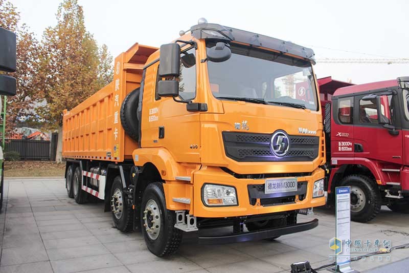 陕汽重卡 德龙新m3000 400马力 8x4 7.6米自卸车