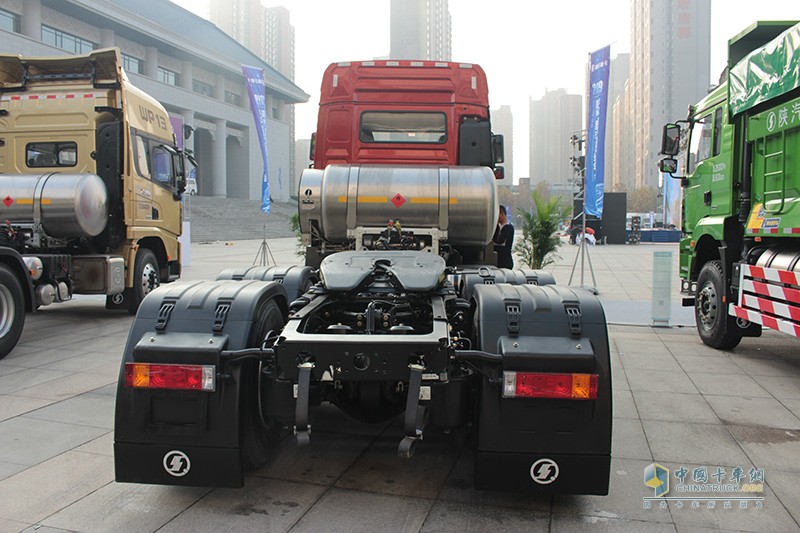 陕汽重卡 德龙新M3000 6X4 LNG 危险品牵引车