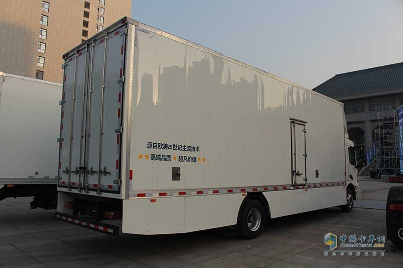 陕汽重卡 德龙L6000 4×2 215马力 国五载货车