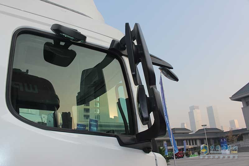 陕汽重卡 德龙L6000 4×2 215马力 国五载货车