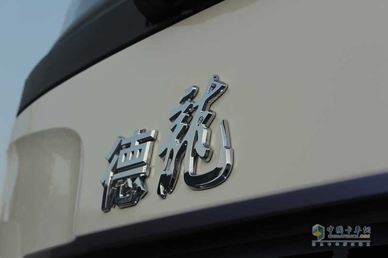 陕汽重卡 德龙X3000 8×4 国六特种车作业底盘 