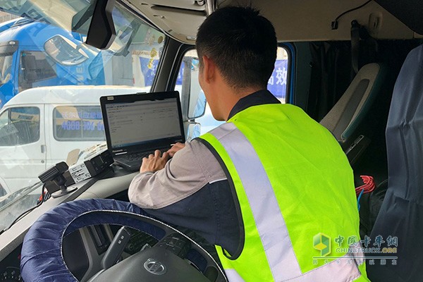 “双十一”期间上海丰沃技师驻扎在中通上海转运中心为车辆做全面检测