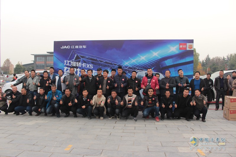 2018年11月24日，“轿车+卡车”科技完美结合的江淮轿卡X5来到西安