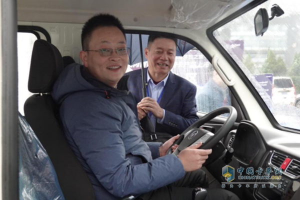 海尔日日顺物流杭州分公司副总经理张坤先生试驾祥菱并为肯定祥菱产品实力