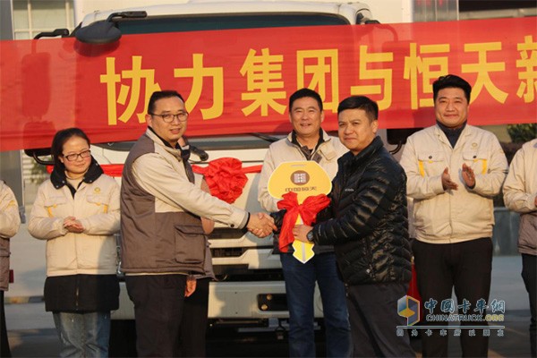 恒天新楚风生产部部长谭林波(左)向协力集团副总裁黄晟(右)交付“金钥匙”