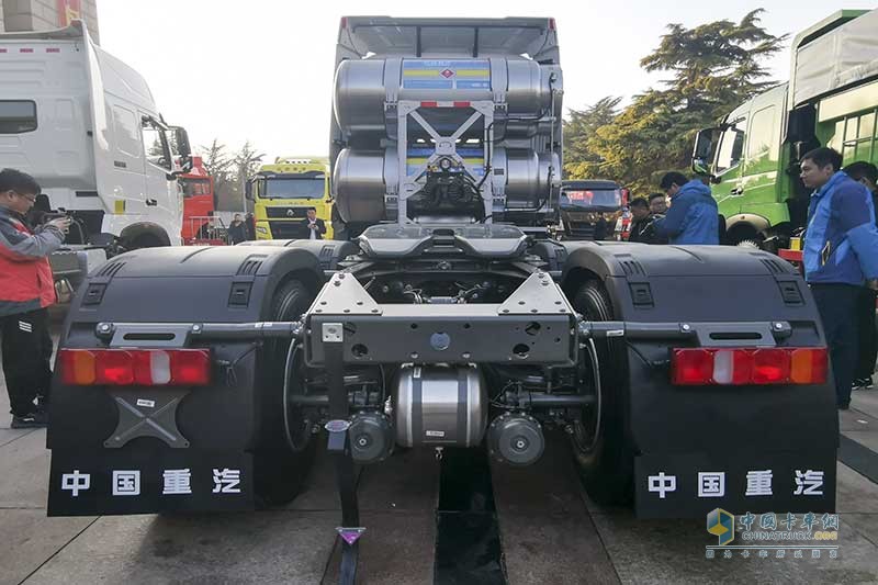 中国重汽 豪瀚 N7G 480马力 6×4 天然气 牵引车