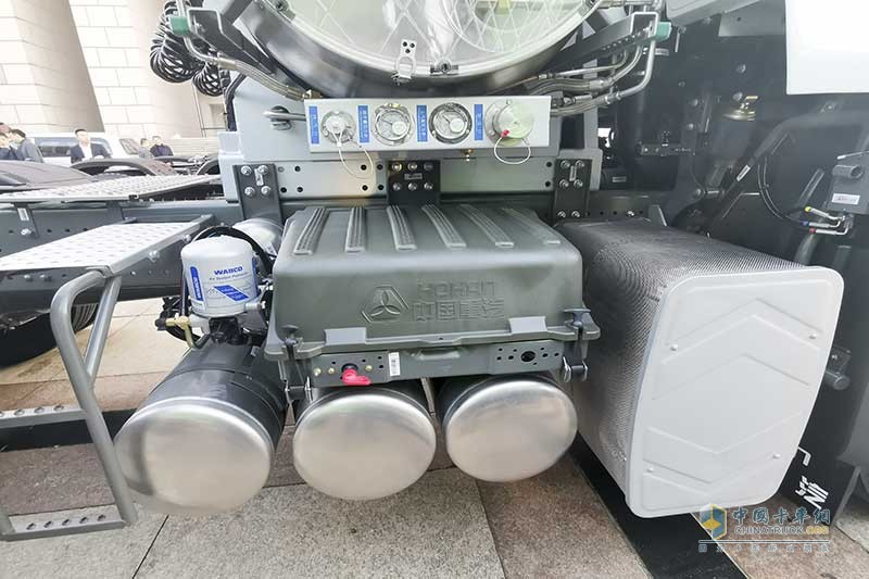 中国重汽 豪瀚 N7G 480马力 6×4 天然气 牵引车