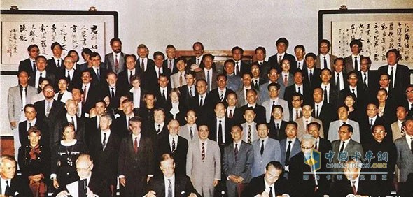 1988年9月27日，“引进德国奔驰重型汽车技术改造项目”签字仪式在人民大会堂举行