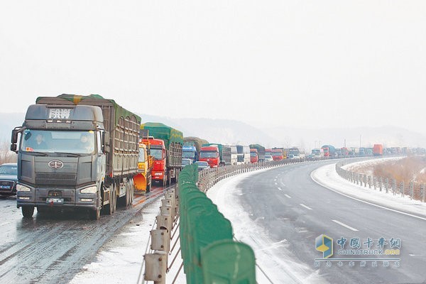 冬季雪天行车以怠速原地热车