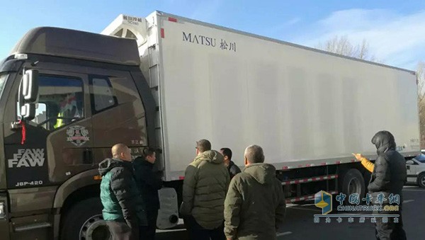 吉林四平卡车用户参观一汽解放2018款J6P 8x4冷藏车