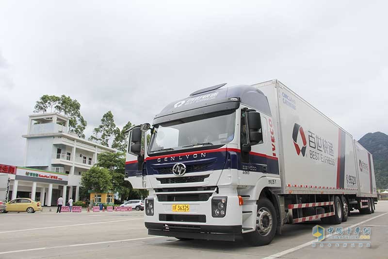 上汽红岩杰狮M500 430马力 6X2R 国五中置轴载货车