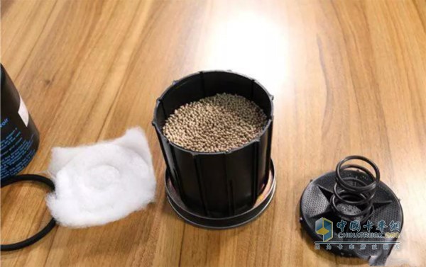 干燥罐里的主要成分就是很多能吸水的颗粒