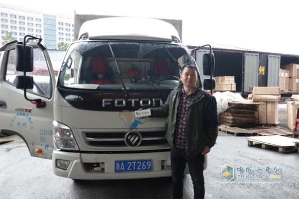 任师傅接受中国卡车网记者采访