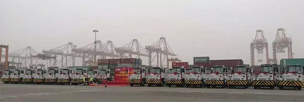 中国重汽&厦门港务运输31台国五排放HOVA码头牵引车交车仪式