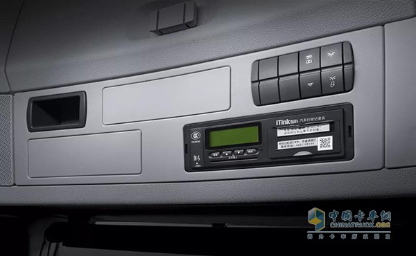 欧曼超级重卡2019款配备行车记录仪
